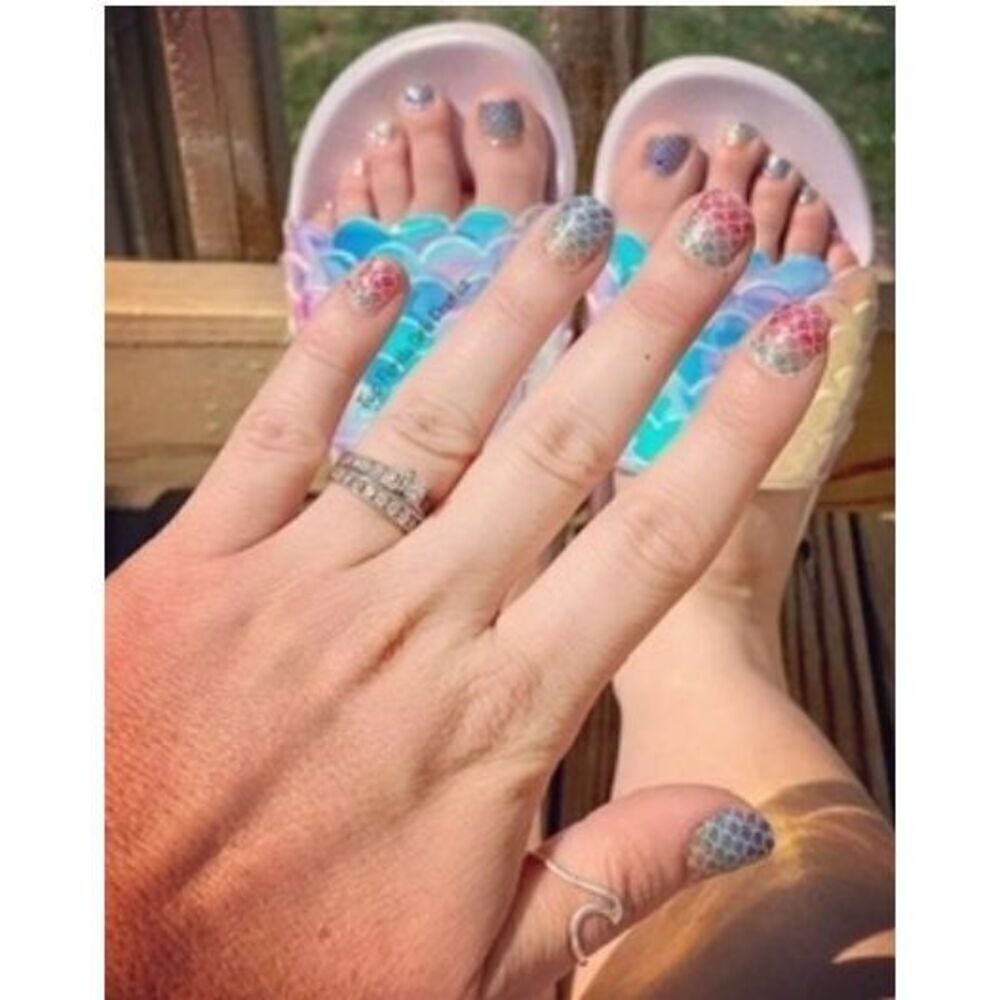 Any Fin Goes nail strip-Color Street